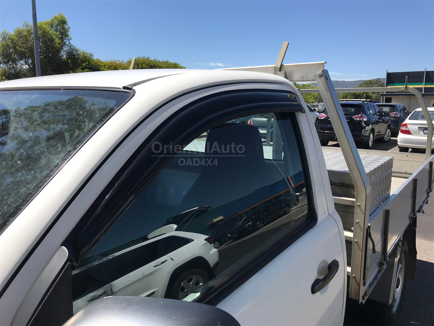 Bonnet Protector & Luxury 2pcs Weathershields Weather Shields Window Visor For Toyota Hilux Single / Extra Cab 2011-2015