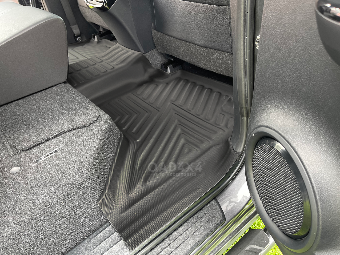 5D TPE Floor Mats & Black Door Sills Protector for Toyota Hilux Manual Dual Cab 2015-Onwards Tailored Door Sill Covered Floor Mat Liner + Stainless Steel Scuff Plates